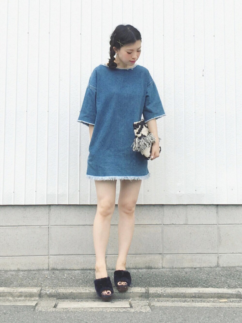 「休日スタイル、ラフ、オトナカジュアル、カジュアルコーデ、outfit、楽チンコーデ、シンプルコーデ、デニム、ワンピース、ファー小物」｜「MOUSSYのHEWN DENIM OP（ワンピース、ブルー系）」を使った、まいさん（レディース・164cm）の夏コーディネートの1枚目の写真