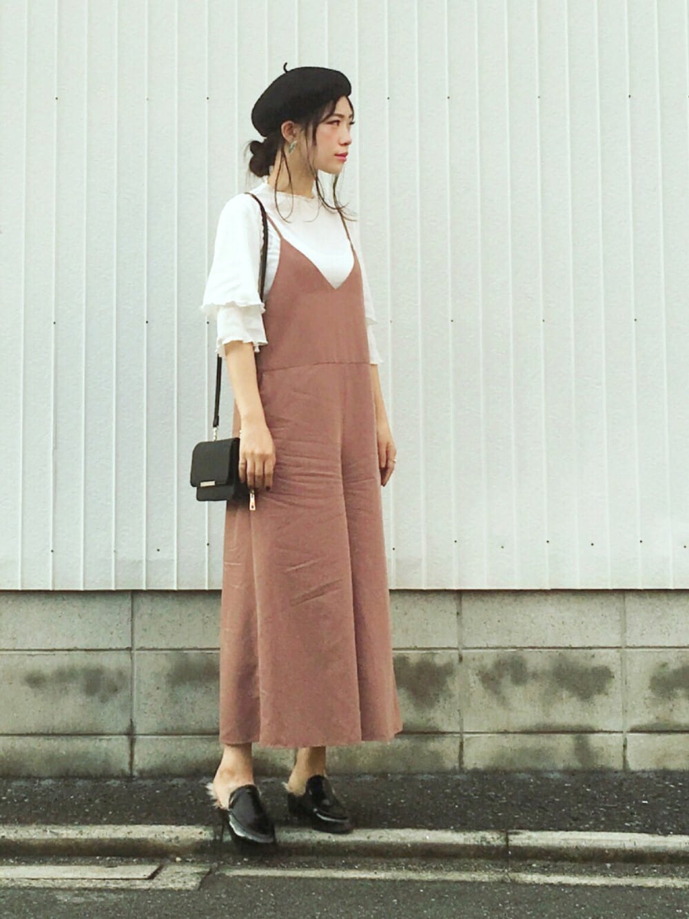 「秋のコーデ、オトナカジュアル、シンプルスタイル、パンツスタイル、ootd、ゆるコーデ、outfit、休日スタイル、サロペット、ベレー帽」｜「SLOBE IENAの《予約》キャミワイドサロペット×七分袖Tシャツセット◆（サロペット/オーバーオール、ブラウン系）」を使った、まいさん（レディース・164cm）の秋コーディネートの1枚目の写真