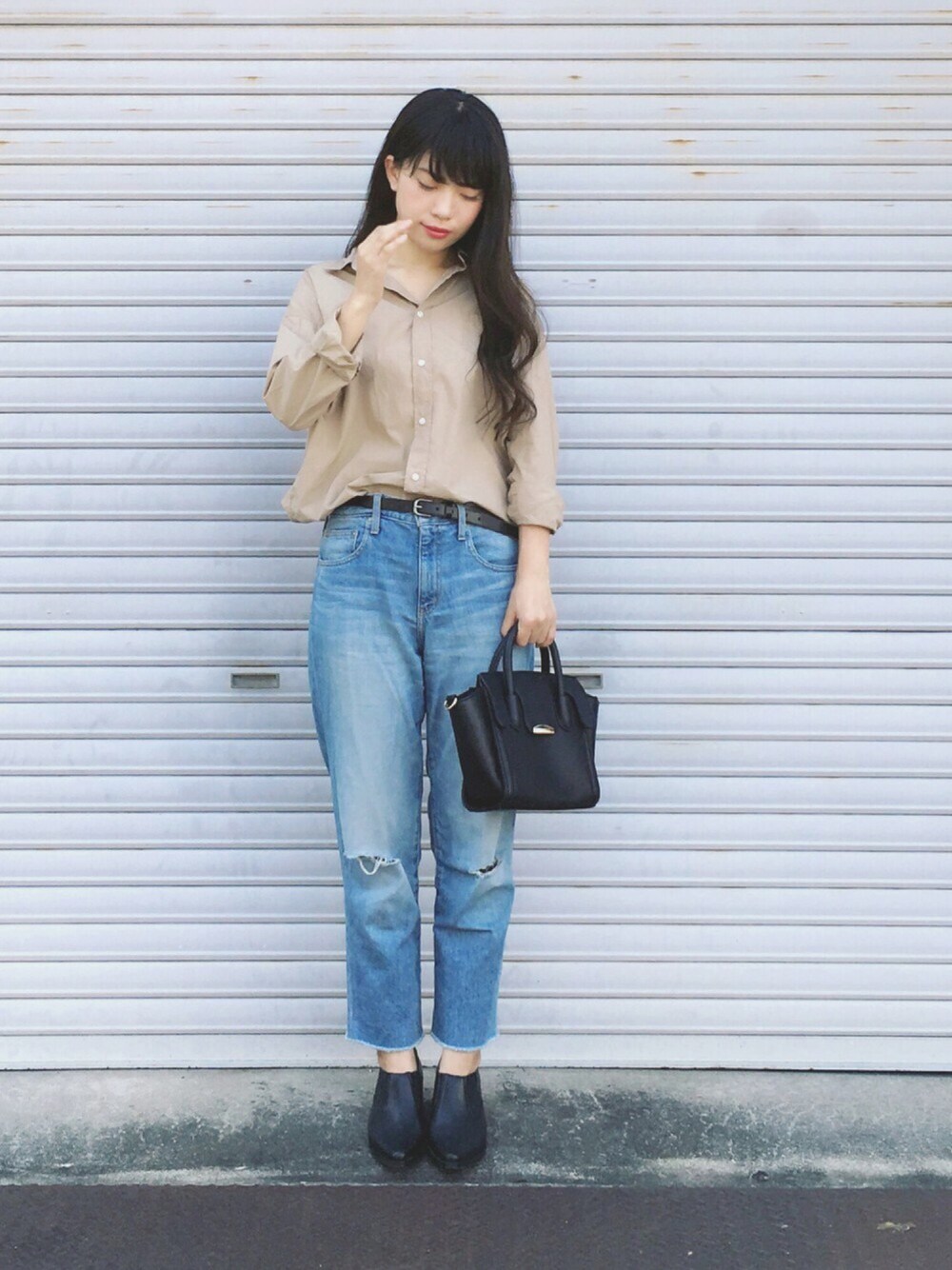 「カジュアルコーデ、シンプル、キレイめ、大人コーデ、デニム、casual、シャツスタイル、ダメージデニムパンツ」｜「JOURNAL STANDARD relumeの《追加予約》60/タイプライター コクーンシャツ◆（シャツ/ブラウス、ベージュ系）」を使った、まいさん（レディース・164cm）の秋コーディネートの1枚目の写真
