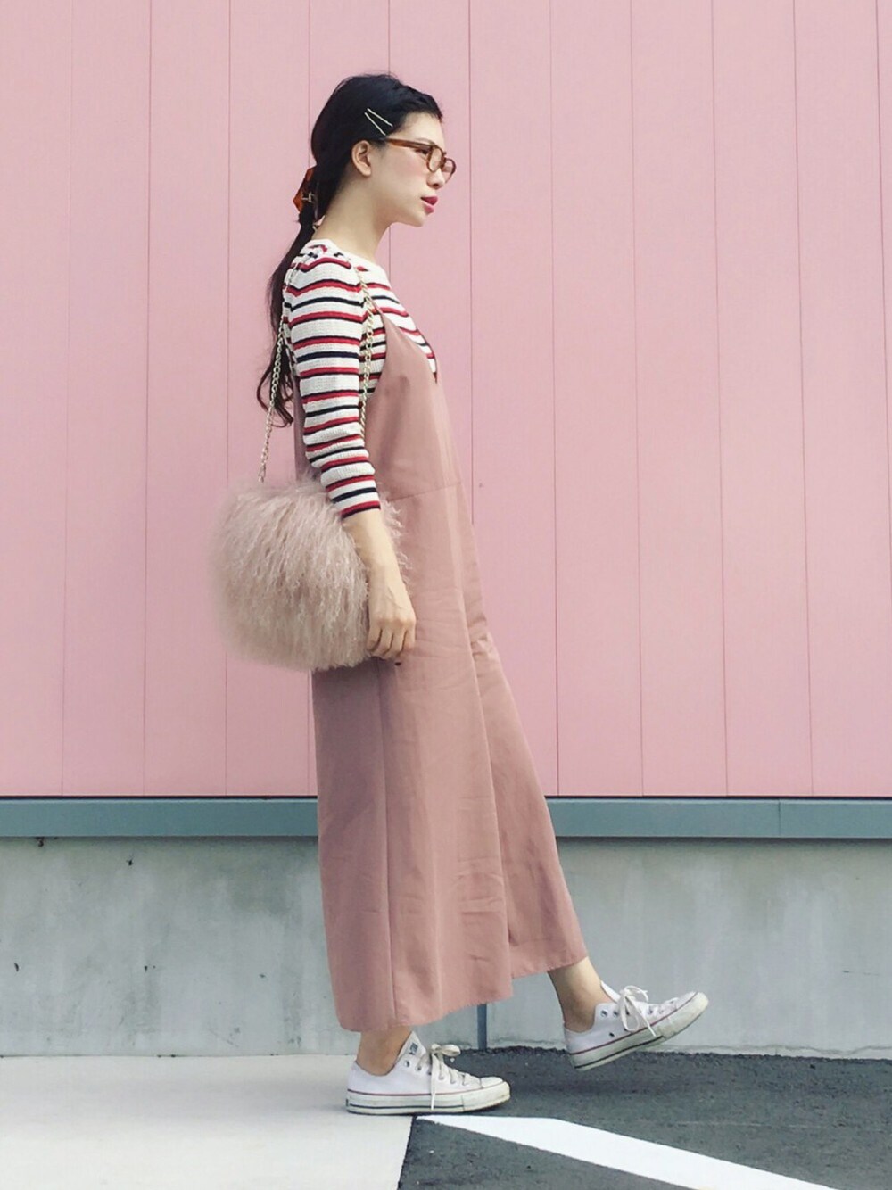 「秋、パンツスタイル、outfit、大人カジュアル、ゆるコーデ、ボーダー、サロペット、ファー小物、スニーカー、めがね」｜「SNIDELのアイテム（トップス、その他）」を使った、まいさん（レディース・164cm）の秋コーディネートの1枚目の写真