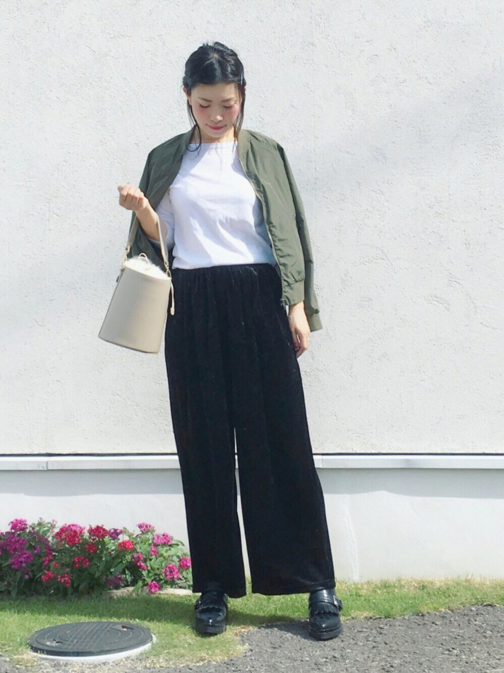「秋コーデ、パンツスタイル、シンプルコーデ、カジュアルコーデ、きれいめカジュアル、ベロア、MA-1、バケツバッグ、大人カジュアル」｜「green label relaxingのGC P MA-1 ブルゾン（ブルゾン、グリーン系）」を使った、まいさん（レディース・164cm）の秋コーディネートの1枚目の写真