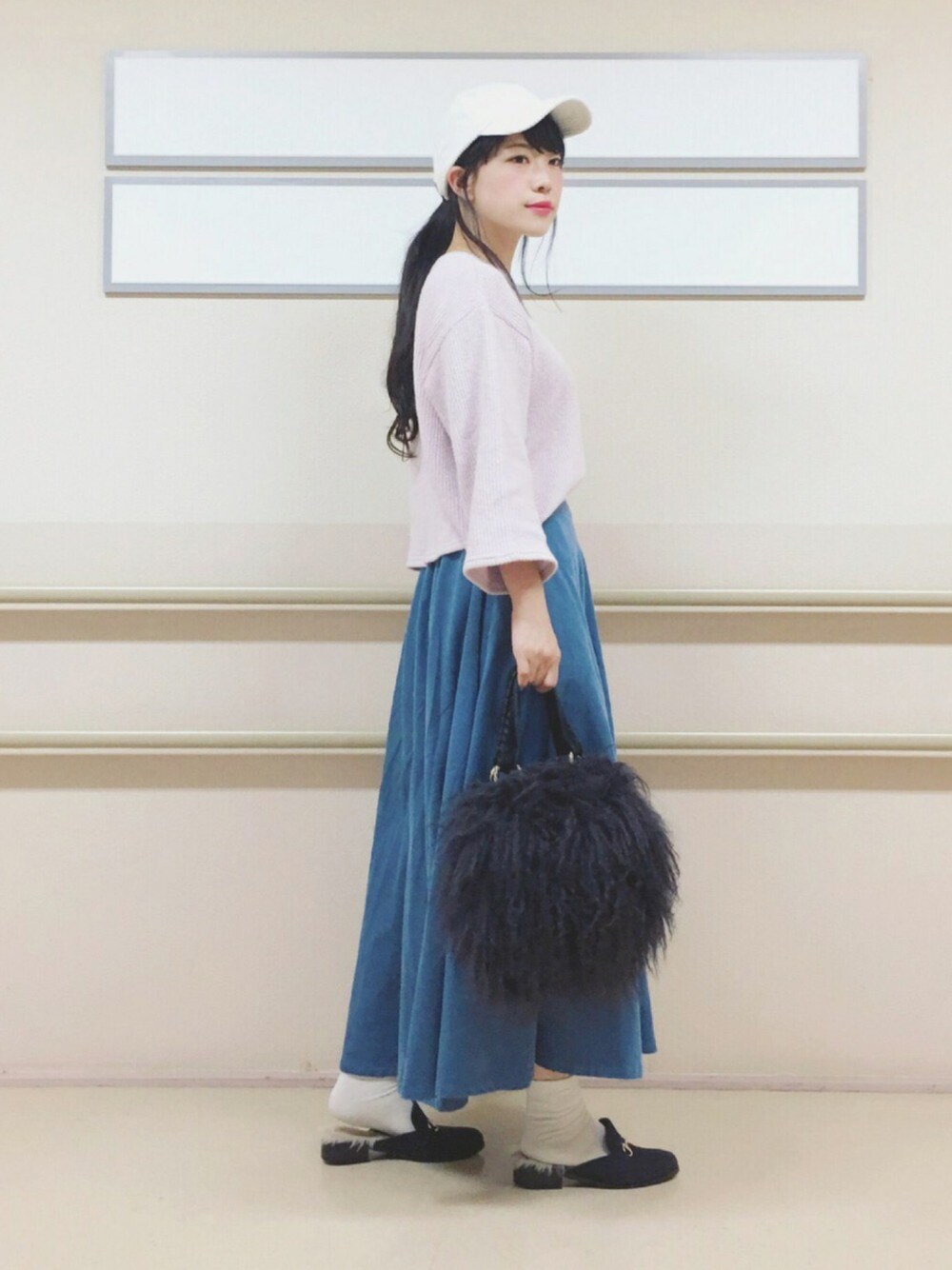 「オトナ女子、autumn、大人カジュアル、カジュアル、きれいめカジュアル、ファー小物、コーデュロイ、ニット、シンプル、キャップ」｜「KhajuのKhaju: リブビッグトップス□（Tシャツ/カットソー、パープル系）」を使った、まいさん（レディース・164cm）の秋コーディネートの1枚目の写真