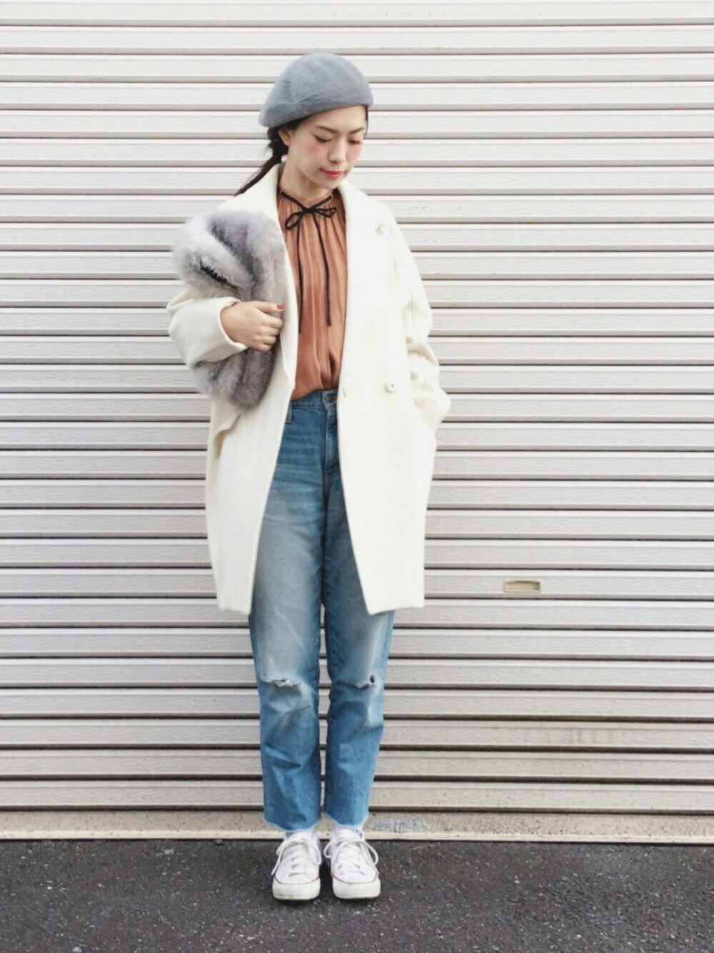 「ファー帽子、冬、大人カジュアル、コート、ootd、グレー、outfit、シンプル、チェスターコート、ダメージデニムパンツ」｜「BORNYのナッピングオーバーコート（その他アウター、ホワイト系）」を使った、まいさん（レディース・164cm）の冬コーディネートの1枚目の写真