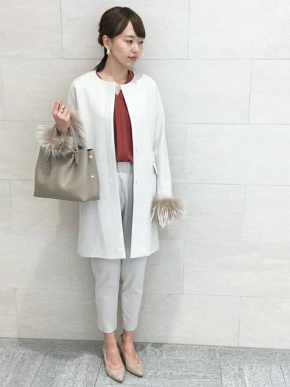 グレー系のその他アウター、レッド系のシャツ/ブラウス、ベージュ系のその他パンツを着用したレディースの秋コーディネートの1枚目の写真