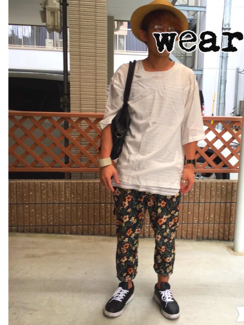 ホワイト系のTシャツ/カットソー、ブラック系のその他パンツ、ブラック系のトートバッグを着用したメンズの夏コーディネートの1枚目の写真