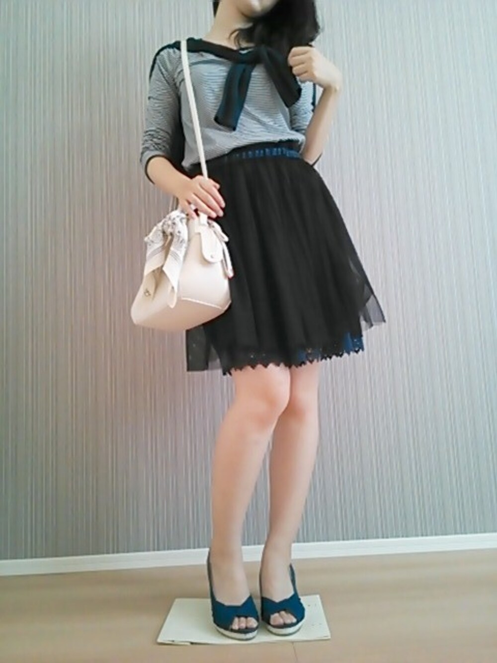 その他のTシャツ/カットソー、ブルー系のスカート、ホワイト系のハンドバッグを着用したレディースの夏コーディネートの1枚目の写真