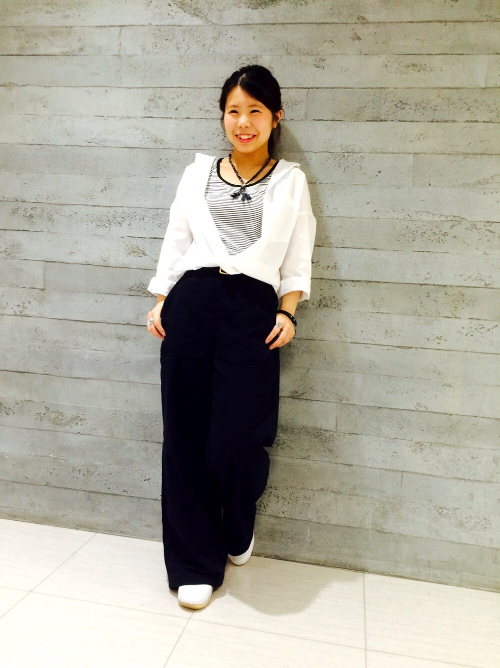 「白シャツ、ワイドパンツ、大人カジュアル」｜「niko and...のライトバンブーOXカシュクールシャツ【niko and...】（シャツ/ブラウス、ホワイト系）」を使った、ﾖｳｺ ｱﾔﾅさん（レディース・154cm）の春コーディネートの1枚目の写真
