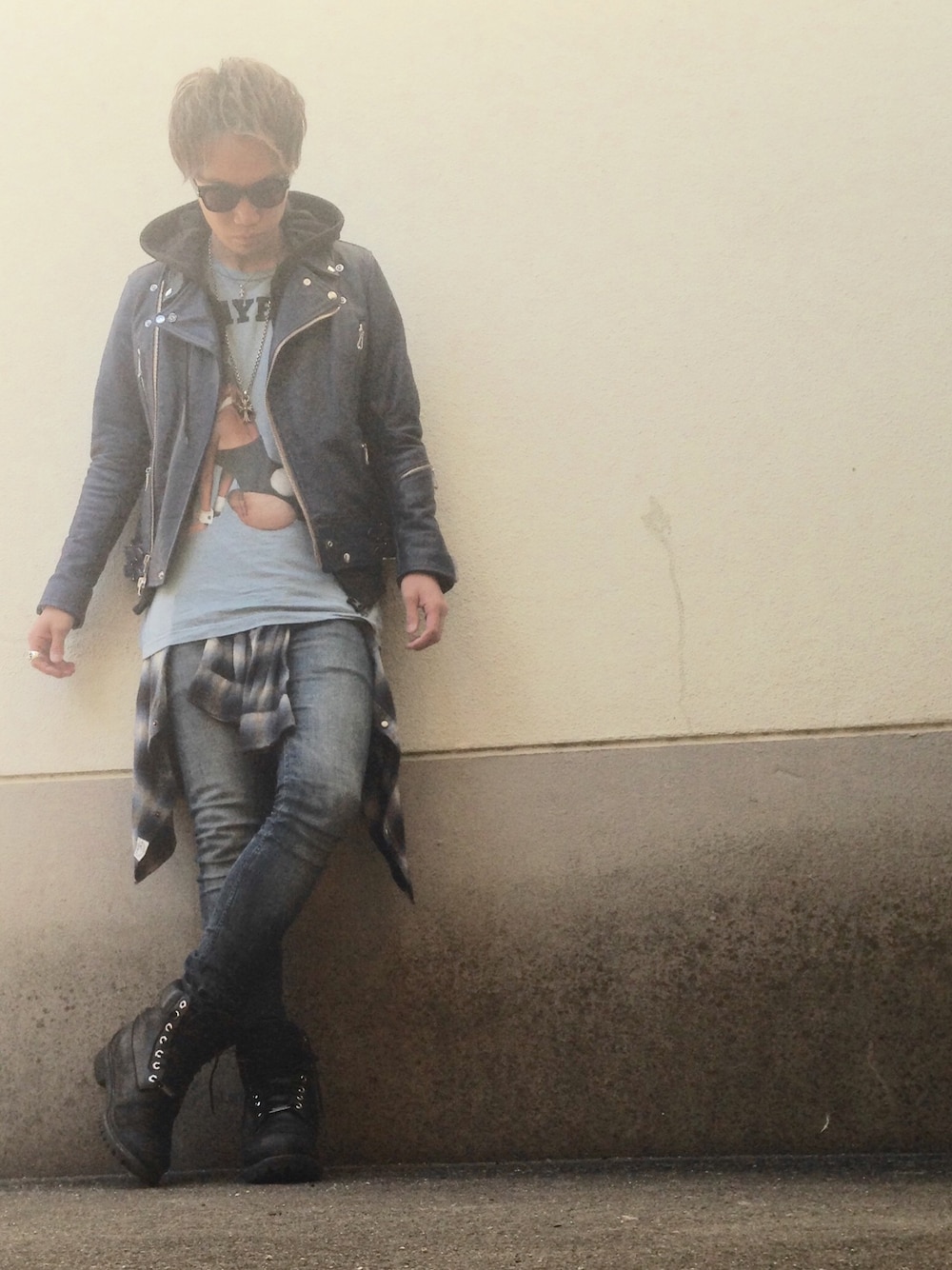 「SEVESKIG、MARC JACOBS、H&M、Timberland、TOM FORD、Chrome Hearts、レザーライダース、ライダース、腰巻きスタイル、サングラス」｜「SEVESKIGのSEVESKIG/セヴシグ/別注 W-RIDERSE　JACKET　BLUE（ライダースジャケット、ブルー系）」を使った、根津 勇弥さん（メンズ・180cm）の春コーディネートの1枚目の写真
