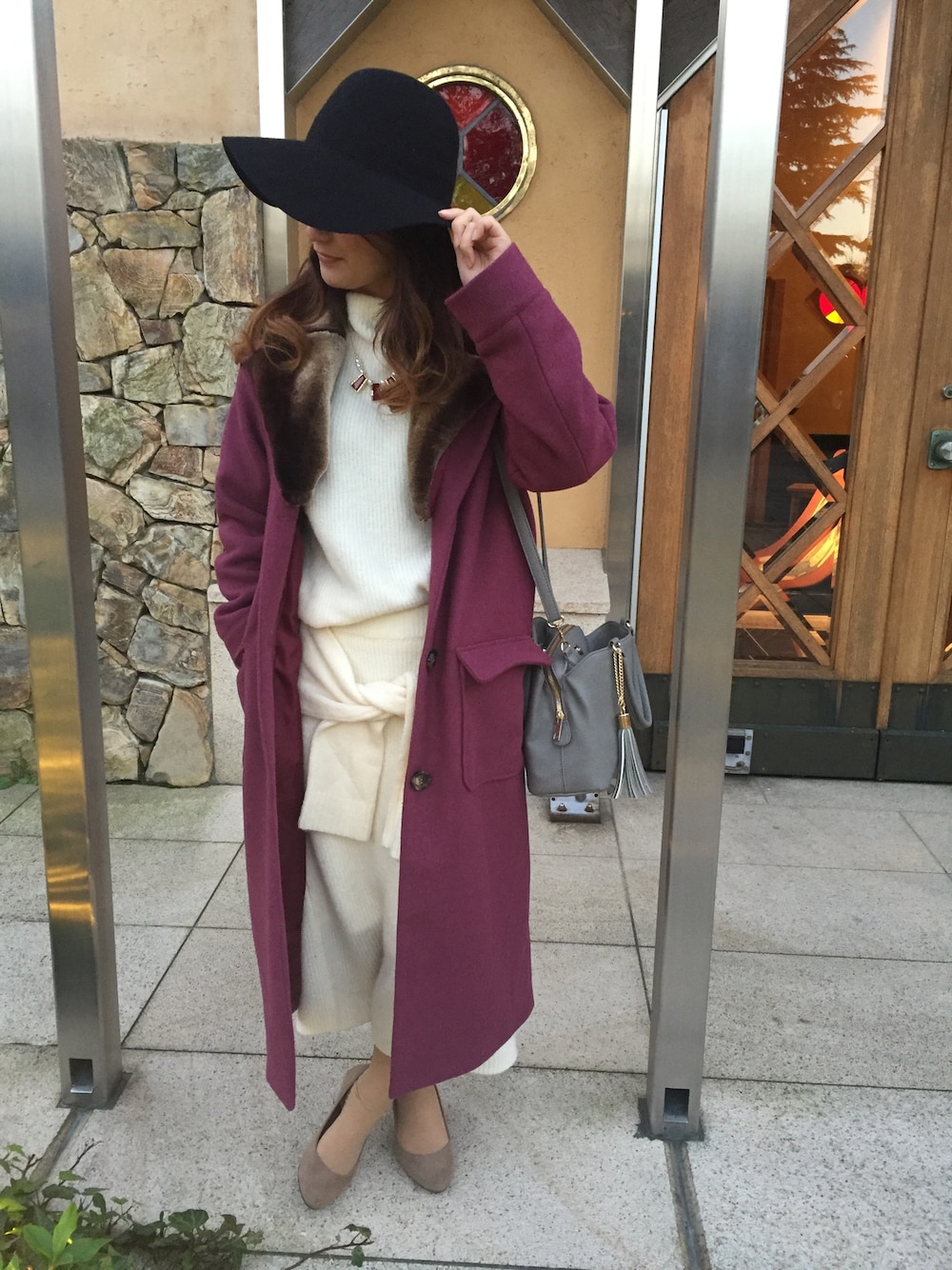 パープル系のジャケット/アウター、ベージュ系のパンプス、ホワイト系のニット/セーターを着用したレディースの冬コーディネートの1枚目の写真