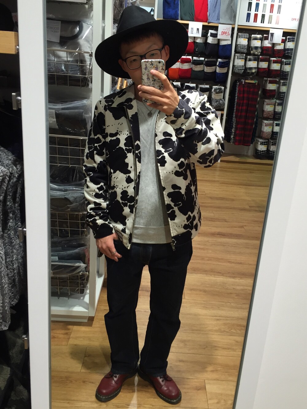 「ワークジャケット、デニムパンツ、supreme、KIJIMA TAKAYUKI、Dr.Martens、黒ハット、Champion、ジャケット、ブーツ、スエット」｜「Dr. Martensのアイテム（ブーツ、レッド系）」を使った、Tatsuya Katayamaさん（メンズ・169cm）の秋コーディネートの1枚目の写真