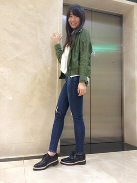 「5（ファイブ）のアイテム（ミリタリージャケット）」を使った、李雅萱さん（レディース・165cm）の春コーディネート