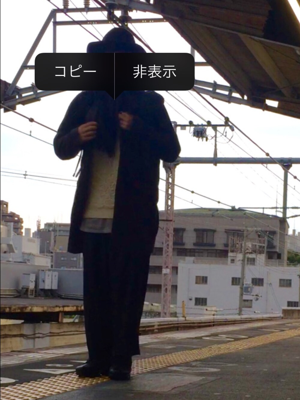 ブラウン系のステンカラーコート、ホワイト系のニット/セーター、ブラック系のその他パンツを着用したメンズの秋コーディネートの1枚目の写真