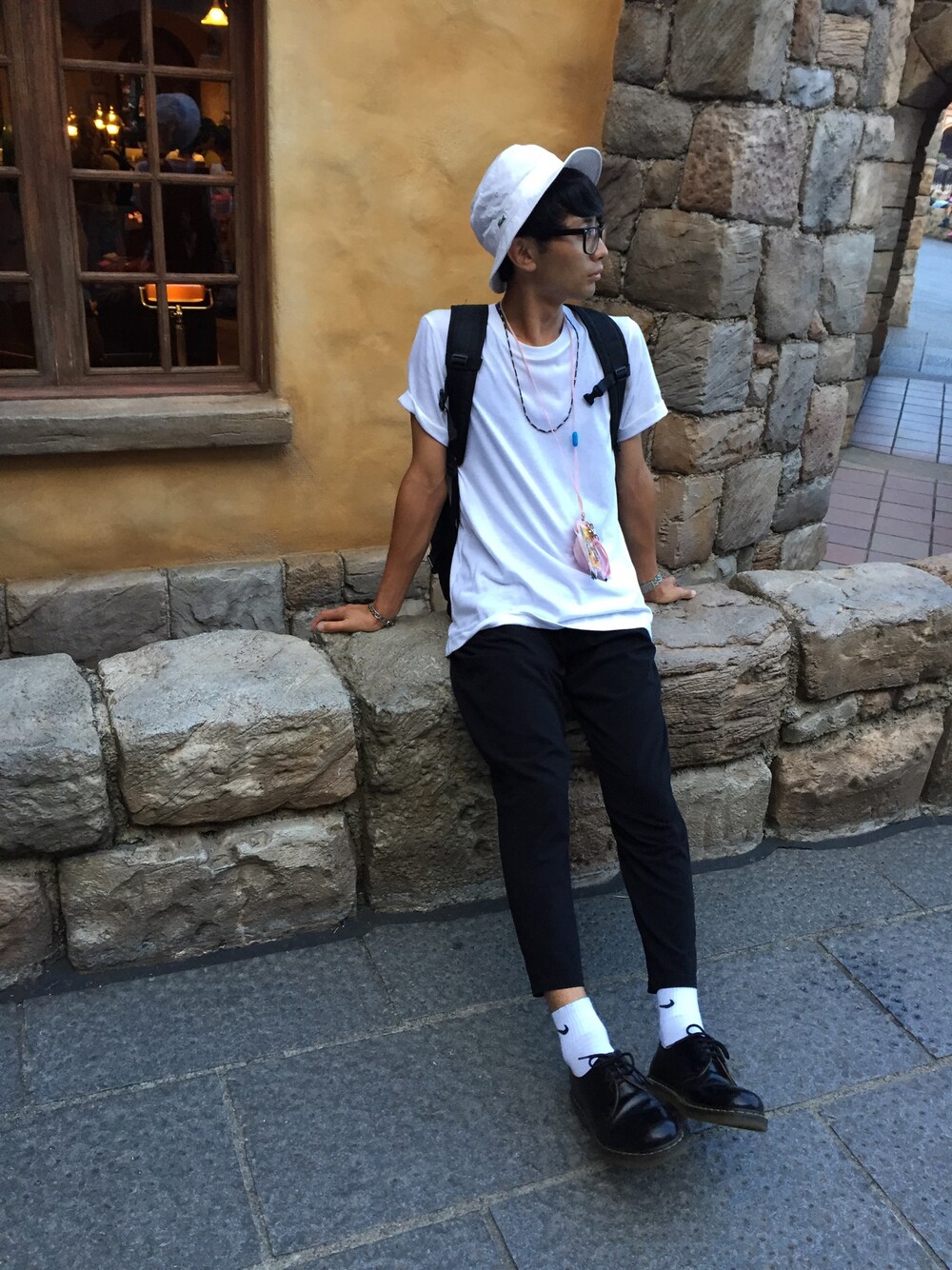 「モノトーン、フェススタイル、バケットハット、黒スキニー、Dr.Martens、ディズニー、白Tシャツ、NIKE、UNIQLO、夏コーデ」｜「UNIQLOのアイテム（Tシャツ/カットソー、ホワイト系）」を使った、わたしとめがね。さん（メンズ・175cm）の夏コーディネートの1枚目の写真