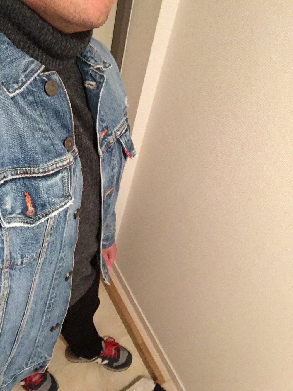 「タートルネックニット、UNIQLO、デニムジャケット」｜「Levi'sのアイテム（デニムジャケット、ブルー系）」を使った、ko-sukeさん（メンズ・163cm）の冬コーディネートの1枚目の写真