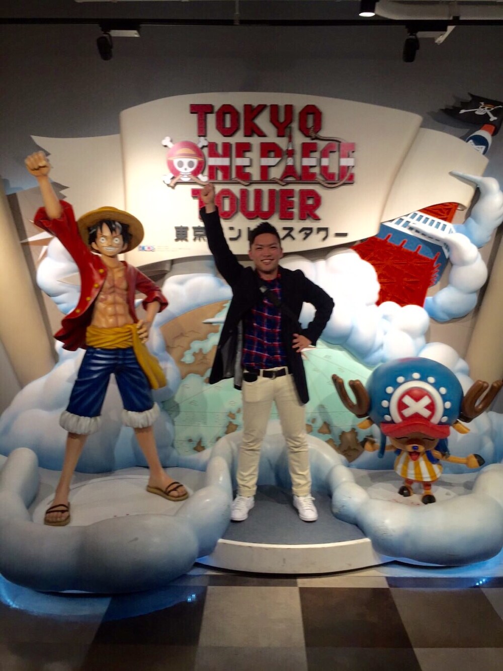 「東京タワー、スタンスミス、チェスターコート、UNIQLO、ONE PIECE、ルフィ」｜「UNIQLOのアイテム（シャツ/ブラウス、ブルー系）」を使った、ko-sukeさん（メンズ・163cm）の冬コーディネートの1枚目の写真