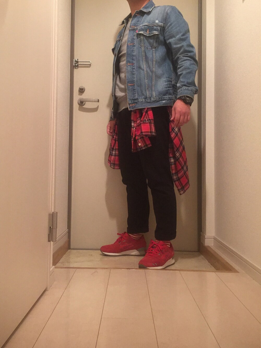 「春、赤、asics、デニムジャケット、UNIQLO」｜「Levi'sのアイテム（デニムジャケット、ブルー系）」を使った、ko-sukeさん（メンズ・163cm）の冬コーディネートの1枚目の写真