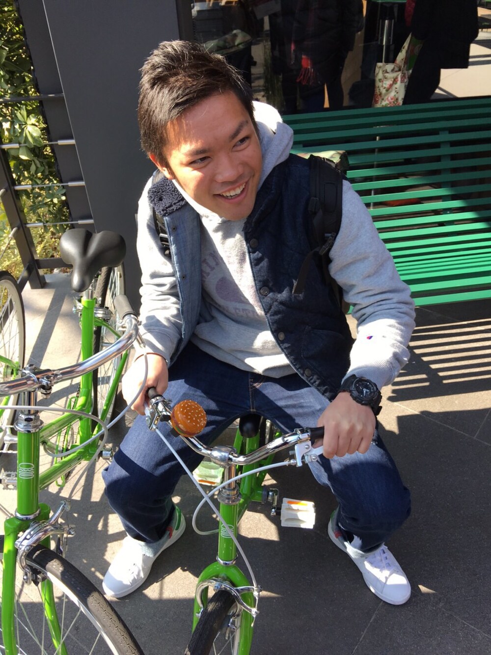 「アメカジ、スタンスミス、シェイクシャック、ダウンベスト」｜「Championのアイテム（パーカー、グレー系）」を使った、ko-sukeさん（メンズ・163cm）の冬コーディネートの1枚目の写真