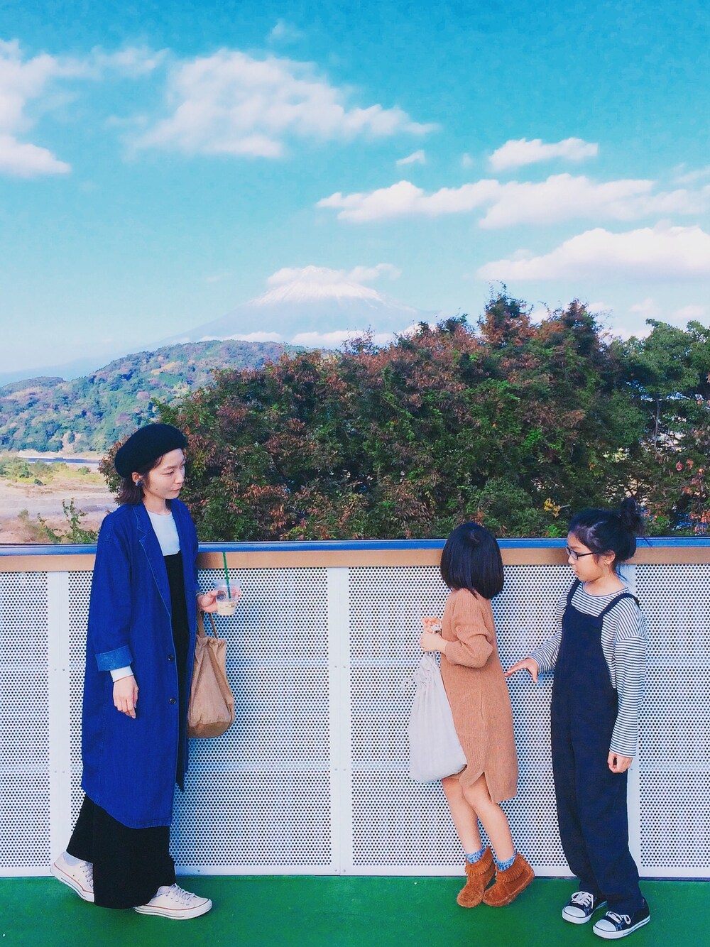 「親子コーデ、オーバーオール、ブラック、カジュアル」｜「URBAN RESEARCH DOORS WOMENSのDOORS デニムチェスターコート（チェスターコート、ブルー系）」を使った、a**koさん（レディース・157cm）の秋コーディネートの1枚目の写真