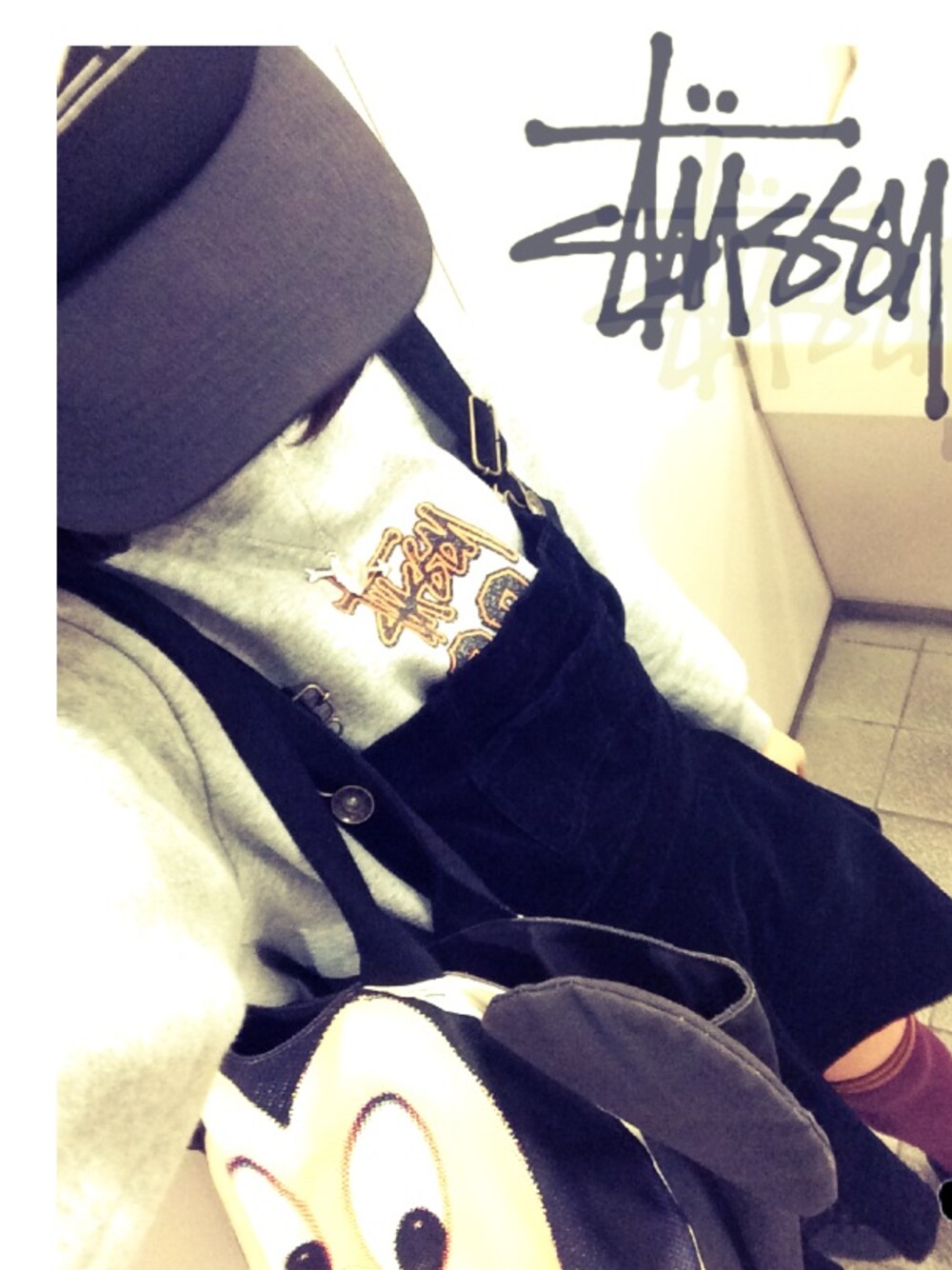 「stussy、ニーハイ、キャップ、サロペット、ストリート、3rd by VANQUISH」｜「3rd by VANQUISHのアイテム（スニーカー、ブラック系）」を使った、_さん（レディース・155cm）の春コーディネートの1枚目の写真