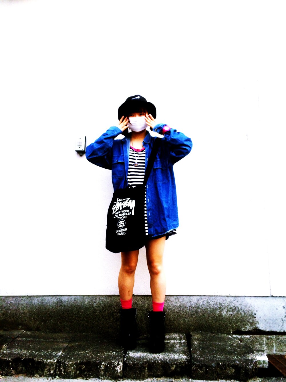 「デニム、stussy、プレッピー、ストリート、g.v.g.v.、Vivienne Westwood、蛍光カラー、厚底、THRASHER、青×赤」｜「STUSSYのアイテム（ショルダーバッグ、ブラック系）」を使った、_さん（レディース・155cm）の春コーディネートの1枚目の写真
