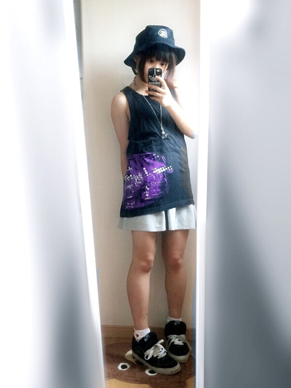 「ノースリーブ、タンクトップ、ストリート、デニムスカート、stussy、SALEで買いました、バケットハット、Vivienne Westwood、VANS、フェススタイル」｜「STUSSYのアイテム（タンクトップ、ブラック系）」を使った、_さん（レディース・155cm）の夏コーディネートの1枚目の写真