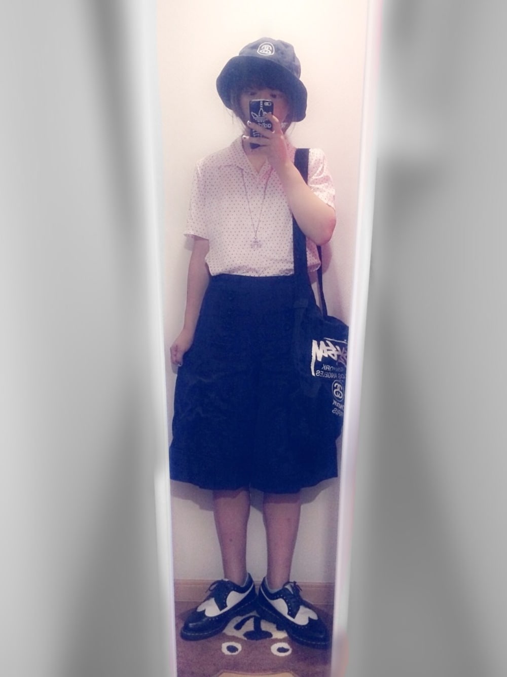 「バケットハット、ウエストイン、古着、トートバッグ、Dr.Martens、stussy、Vivienne Westwood、シャツスタイル、モノトーン、ガウチョパンツ」｜「STUSSYのSS-Link Washed Crusher（ハット、ブラック系）」を使った、_さん（レディース・155cm）の夏コーディネートの1枚目の写真