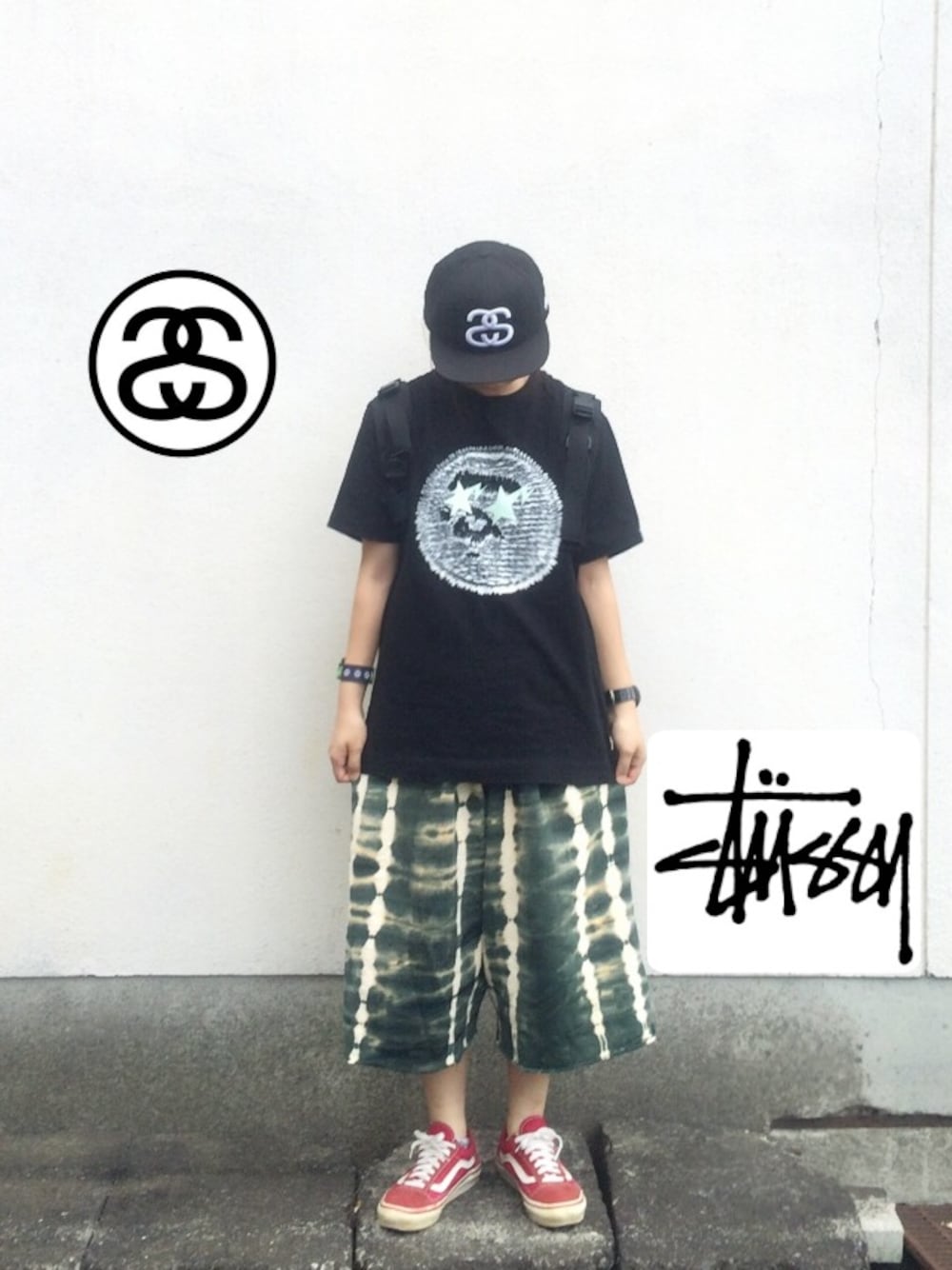 「ストリート、スウェットパンツ、タイダイ柄、赤いスニーカー、A BATHING APE、ビッグシルエット、stussy、スケータースタイル、バックパック、MXMXM」｜「STUSSYのBig SS Starter Snapback Ballcap（キャップ、ブラック系）」を使った、_さん（メンズ・80cm）の秋コーディネートの1枚目の写真
