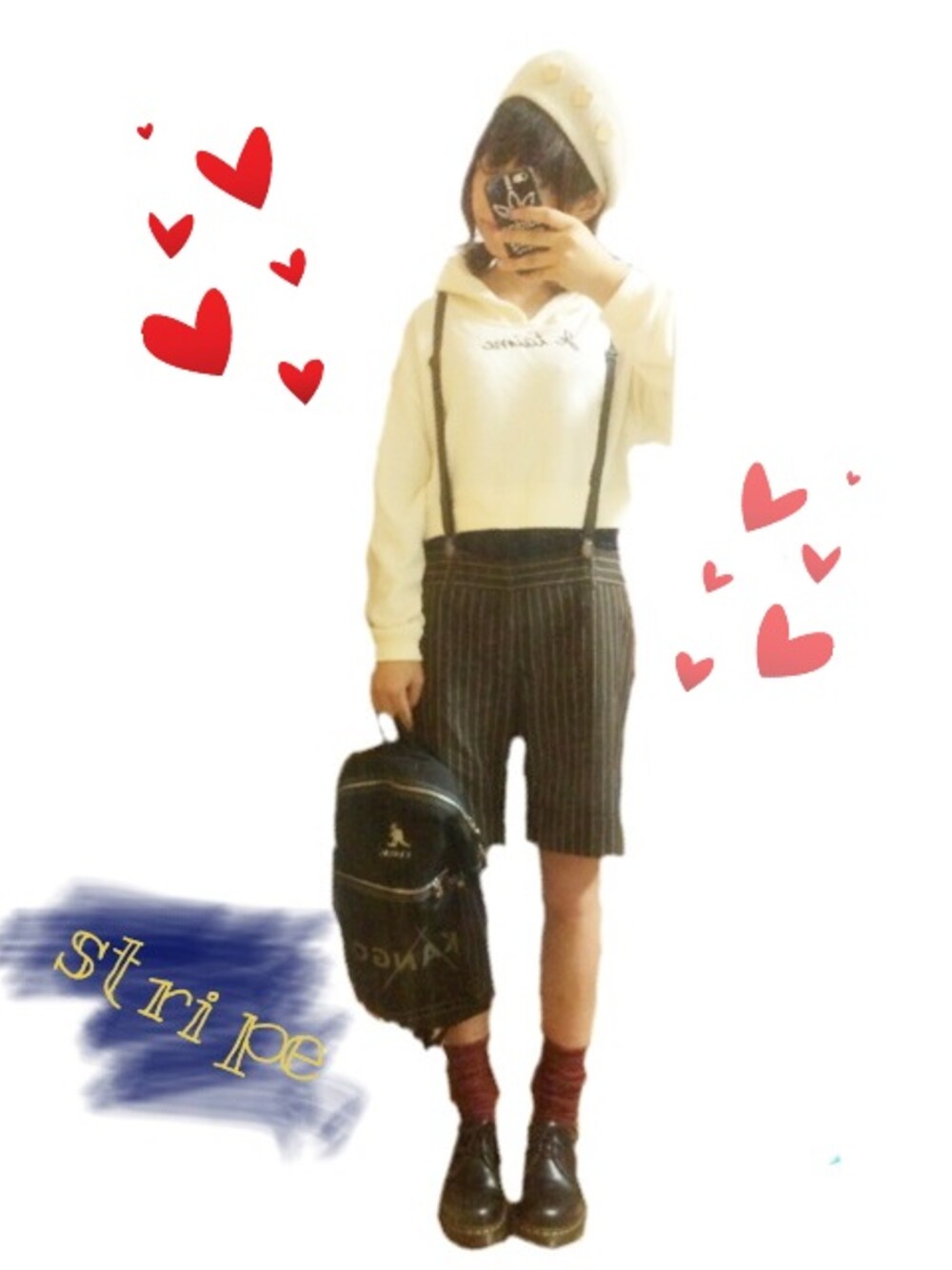 ホワイト系のパーカー、その他のその他パンツ、ブラック系のその他シューズを着用したレディースの秋コーディネートの1枚目の写真