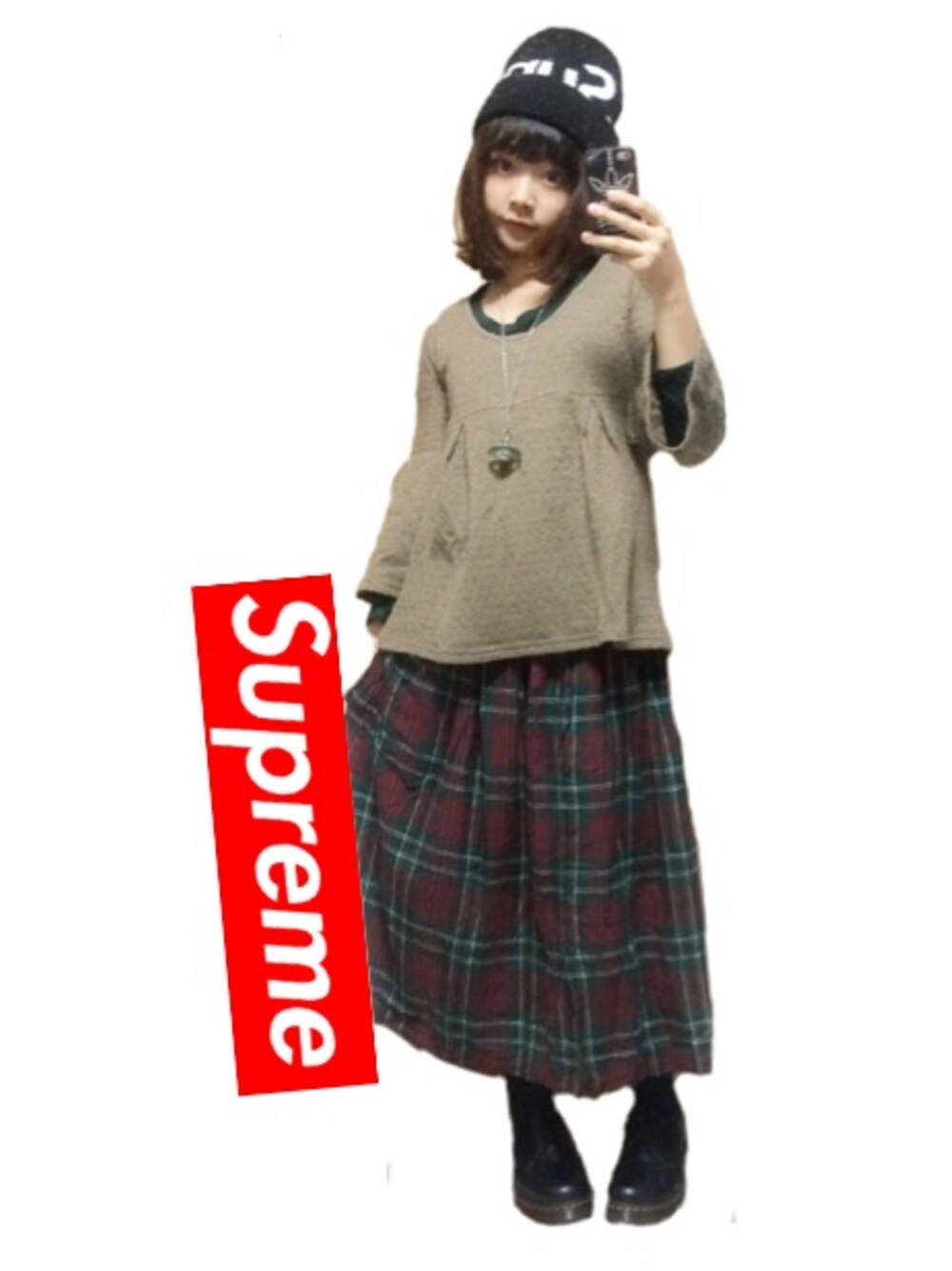「ぺプラムトップス、ストリート、スポーツミックス、supreme、チェックスカート、古着、Dr.Martens、秋のコーデ、Vivienne Westwood、ニット帽」｜「Vivienne Westwoodのアイテム（ネックレス、シルバー系）」を使った、_さん（レディース・155cm）の秋コーディネートの1枚目の写真