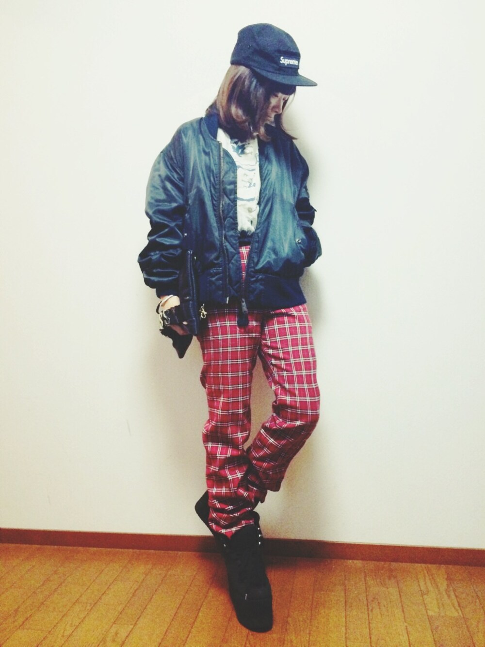「柄×柄、MA-1、supreme、クラッチバッグ、チェックパンツ、厚底シューズ、ウエストイン、ストリート、stussy、赤×黒」｜「Supreme のアイテム（キャップ、ブラック系）」を使った、_さん（レディース・155cm）の秋コーディネートの1枚目の写真