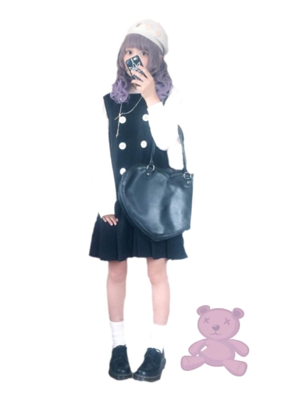 「ドッキングワンピ、ジャンパースカート、ベレー帽、トートバッグ、モノトーン、プリーツスカート、ガーリー、古着、Dr.Martens、カジュアル」｜「Dr. MartensのDr.Martens (ドクターマーチン)/1461Z 3EYE GIBSON SHOES（その他シューズ、ブラック系）」を使った、_さん（レディース・155cm）の秋コーディネートの1枚目の写真