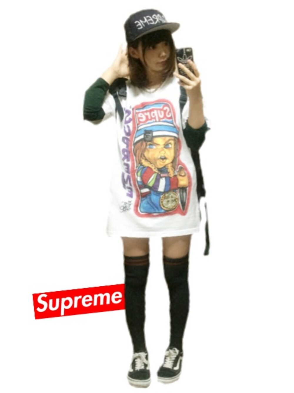 「ストリート、スケータースタイル、supreme、ビッグシルエット、キャラT、ニーハイソックス、ラインソックス、VANS、黒スニーカー、ゴールドアクセ」｜「Supreme のアイテム（Tシャツ/カットソー、ホワイト系）」を使った、_さん（レディース・155cm）の秋コーディネートの1枚目の写真