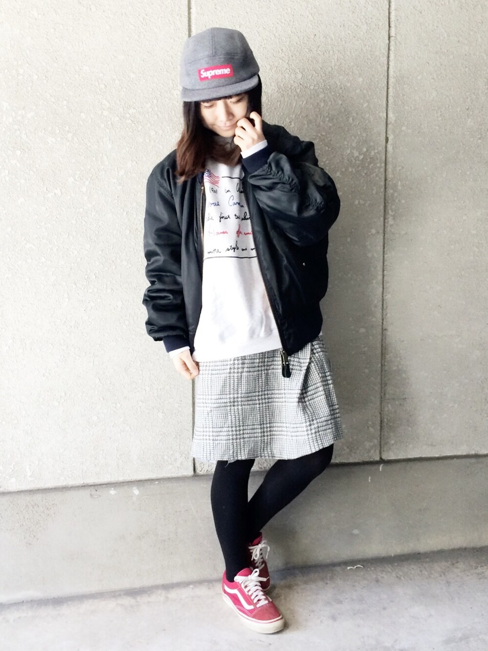 「MA-1、タータンチェック、チェックスカート、オーバーサイズ、赤いスニーカー、supreme、ストリート、古着」｜「Supreme のアイテム（キャップ、グレー系）」を使った、_さん（レディース・155cm）の春コーディネートの1枚目の写真