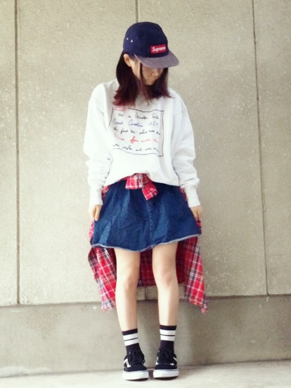 「チェックシャツ、腰巻きスタイル、デニムスカート、インディゴデニム、スウェット×シャツ、supreme、ラインソックス、ストリート、スケータースタイル、フレアスカート」｜「Supreme のアイテム（キャップ、ブルー系）」を使った、_さん（レディース・156cm）の春コーディネートの1枚目の写真