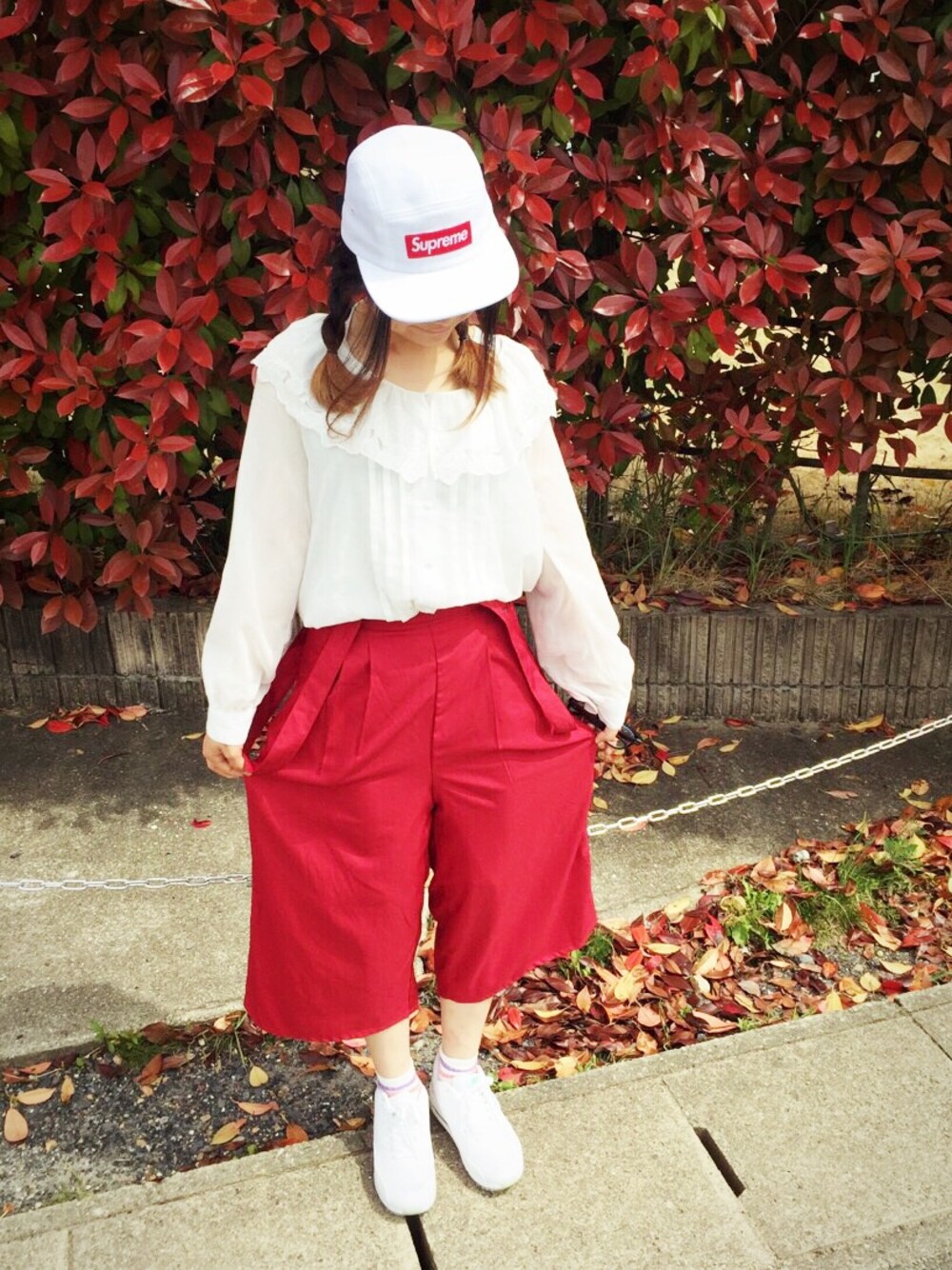 「赤×白、ガウチョパンツ、ラインソックス、AIR MAX、白いスニーカー、襟付きトップス、スポーツミックス、初挑戦アイテム、supreme、靴下×スニーカー」｜「NIKEのNIKE AIR MAX GLOW IN THE DARK PACK
（スニーカー、ホワイト系）」を使った、_さん（レディース・156cm）の春コーディネートの1枚目の写真