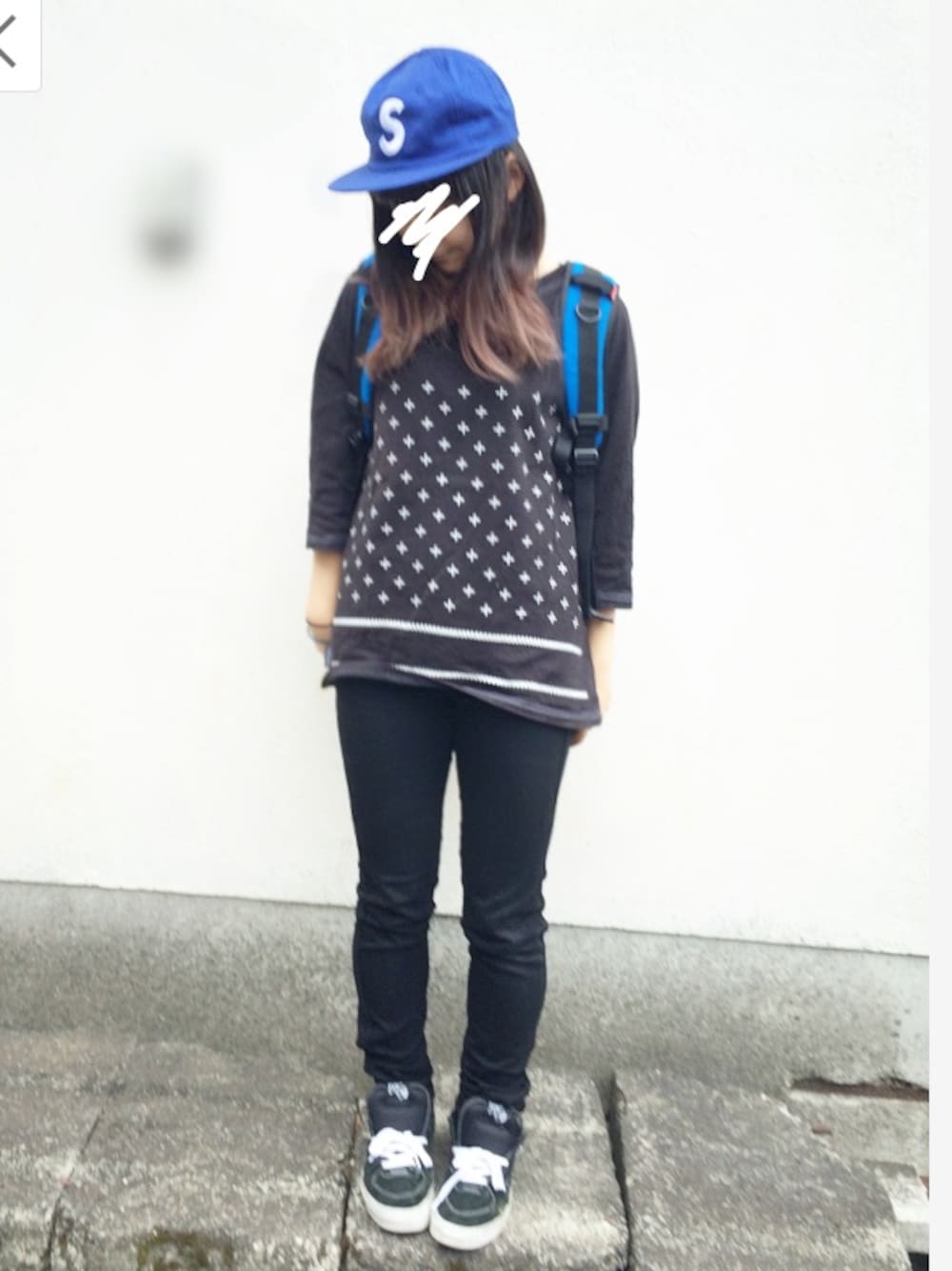 「黒スキニー、スポーツミックス、ベースボールキャップ、スケータースタイル、ストリート、supreme、大きめリュック、VANS、黒スニーカー、青×黒」｜「BOUNTY HUNTERのアイテム（Tシャツ/カットソー、ブラック系）」を使った、_さん（レディース・156cm）の夏コーディネートの1枚目の写真