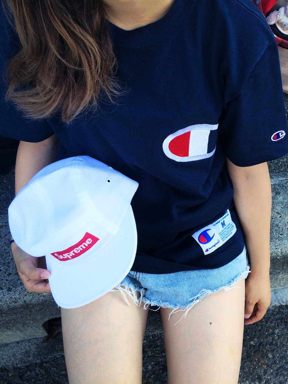 「Champion、supreme、カジュアル、シンプル、ネイビー、夏、ラフ、デニムパンツ、Tシャツ×デニム、パンツスタイル」｜「ChampionのビッグＣロゴ刺繍Ｔ　アクションスタイル／CHAMPION／チャンピオン／フラッシュリポート／ＦＬＡＳＨＲＥＰＯＲＴ（Tシャツ/カットソー、ブルー系）」を使った、_さん（レディース・60cm）の夏コーディネートの1枚目の写真