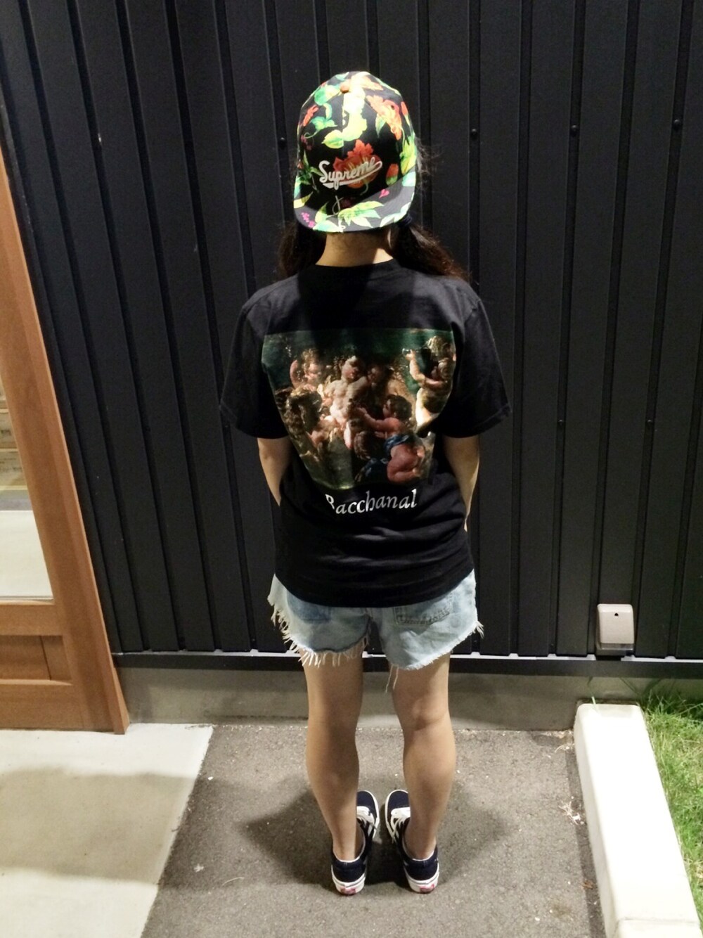 「supreme、キャップ、バックプリント、ショートパンツ、夏、スポーツミックス、スケータースタイル、カジュアル、VANS、スニーカー」｜「Supreme のアイテム（Tシャツ/カットソー、ブラック系）」を使った、_さん（レディース・60cm）の夏コーディネートの1枚目の写真