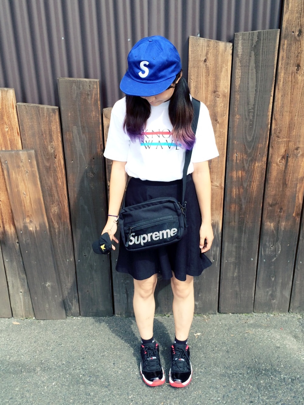 「トリコロール、キャップ、フレアスカート、スポーツミックス、カジュアル、NIKE、summer、supreme、ショルダーバッグ、ツインテール」｜「know waveのアイテム（Tシャツ/カットソー、ホワイト系）」を使った、_さん（レディース・60cm）の秋コーディネートの1枚目の写真