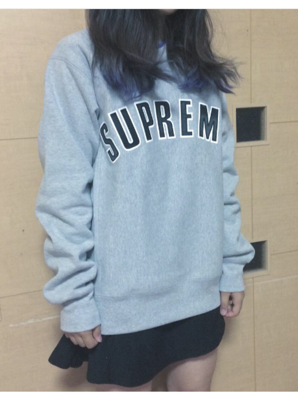 「秋服、カジュアル、モノトーン、シンプルコーデ、supreme、フレアスカート、ロゴスウェット、スウェット、グレー、黒」｜「Supreme のアイテム（スウェット、グレー系）」を使った、_さん（レディース・60cm）の秋コーディネートの1枚目の写真