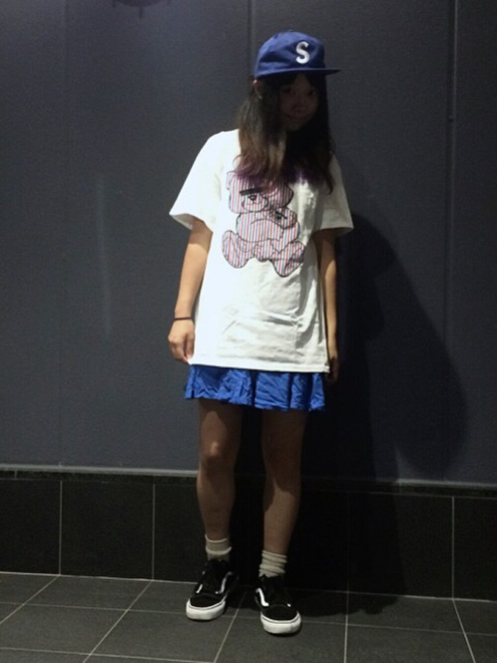 「supreme、カジュアル、オーバーサイズ、キャップ、スポーツミックス、VANS、WEGO、白Tシャツ、UNDER COVER」｜「Supreme のアイテム（キャップ、ブルー系）」を使った、_さん（レディース・60cm）の秋コーディネートの1枚目の写真