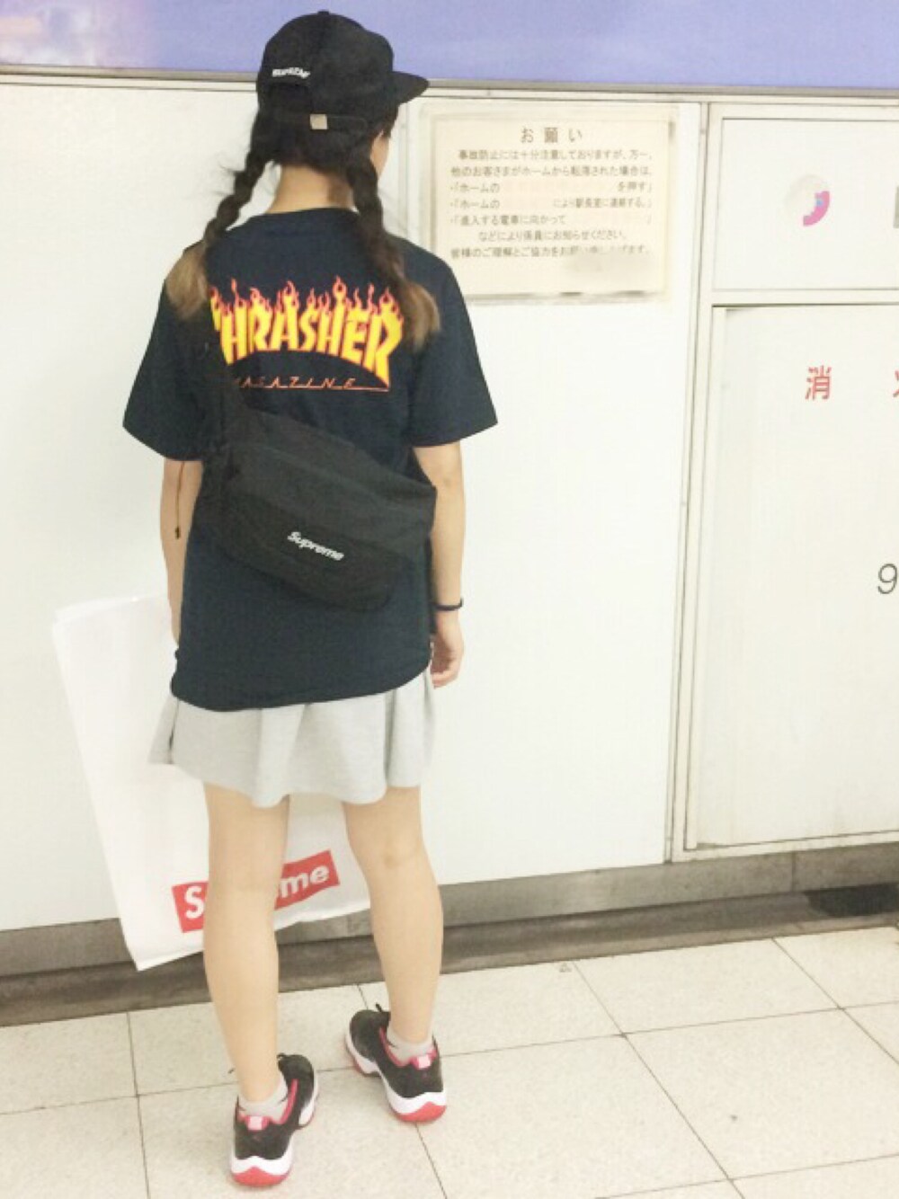 「supreme、モノトーン、THRASHER、ストリート、AIR JORDAN、スポーツミックス、NIKE、バックプリント、カジュアル、シンプル」｜「Supreme のアイテム（ボディバッグ/ウエストポーチ、ブラック系）」を使った、_さん（レディース・60cm）の秋コーディネートの1枚目の写真
