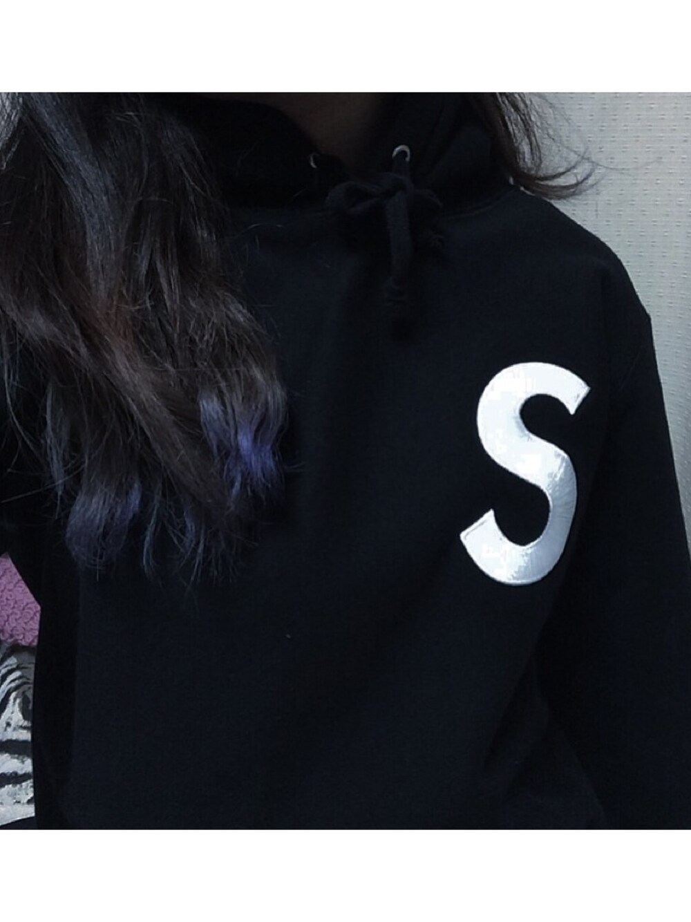 「supreme、パーカー、モノトーン、黒」｜「Supreme のアイテム（パーカー、ブラック系）」を使った、_さん（レディース・60cm）の秋コーディネートの1枚目の写真