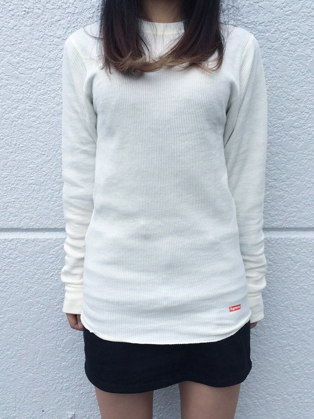 「supreme、白Tシャツ、秋のコーデ、秋コーデ、秋、カジュアル、モノトーン、タイトスカート、ロングシャツ」｜「Supreme のアイテム（Tシャツ/カットソー、ホワイト系）」を使った、_さん（レディース・60cm）の秋コーディネートの1枚目の写真