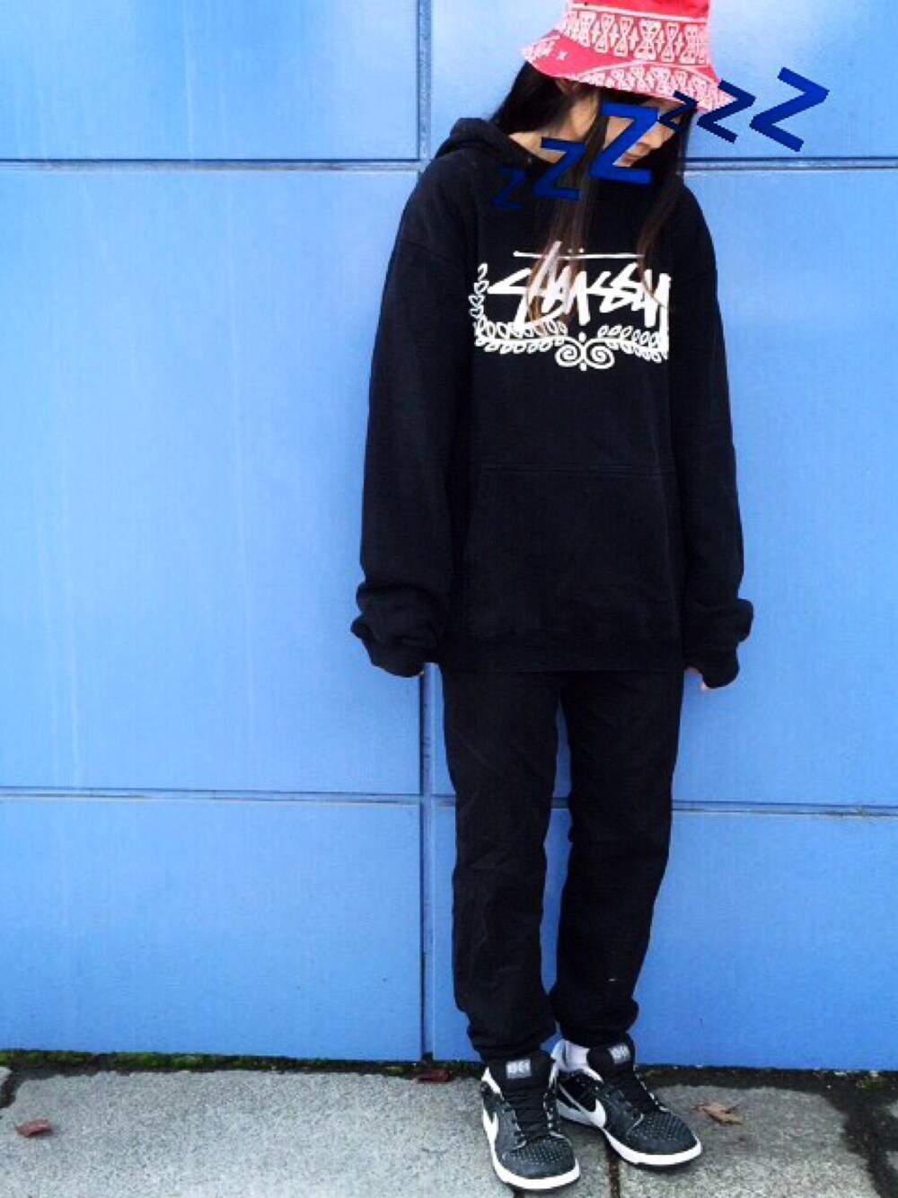 「stussy、ストリート、NIKE、スケータースタイル、ジョガーパンツ、カジュアル、オーバーサイズ、スニーカー、スポーツミックス、バケットハット」｜「STUSSYのアイテム（パーカー、ブラック系）」を使った、_さん（レディース・60cm）の秋コーディネートの1枚目の写真