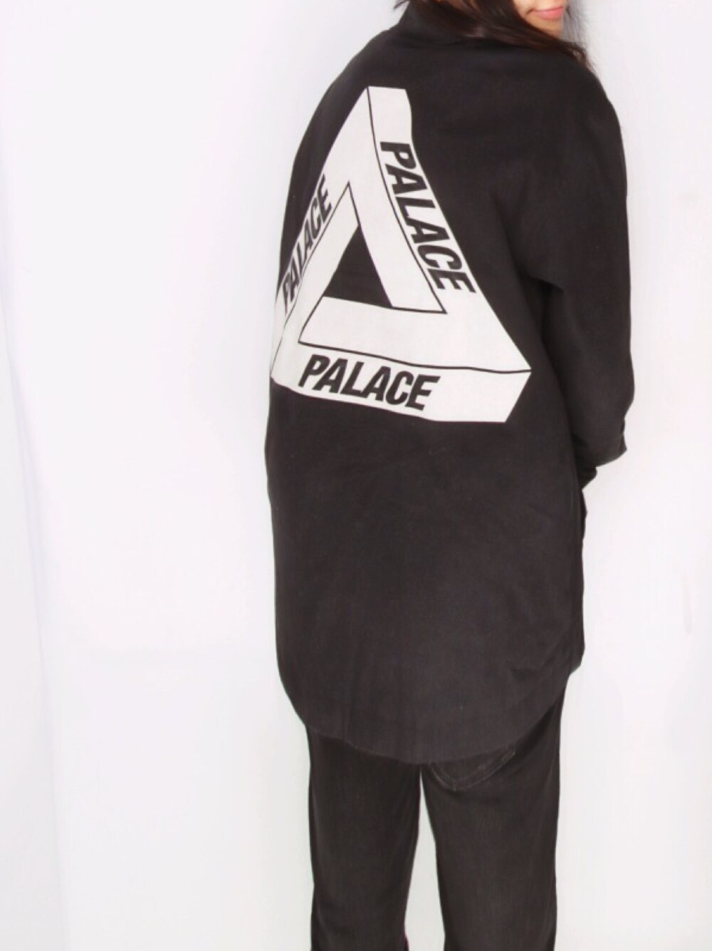 「supreme、palace」｜「PALACEのアイテム（カバーオール、ブラック系）」を使った、_さん（レディース・60cm）の冬コーディネートの1枚目の写真