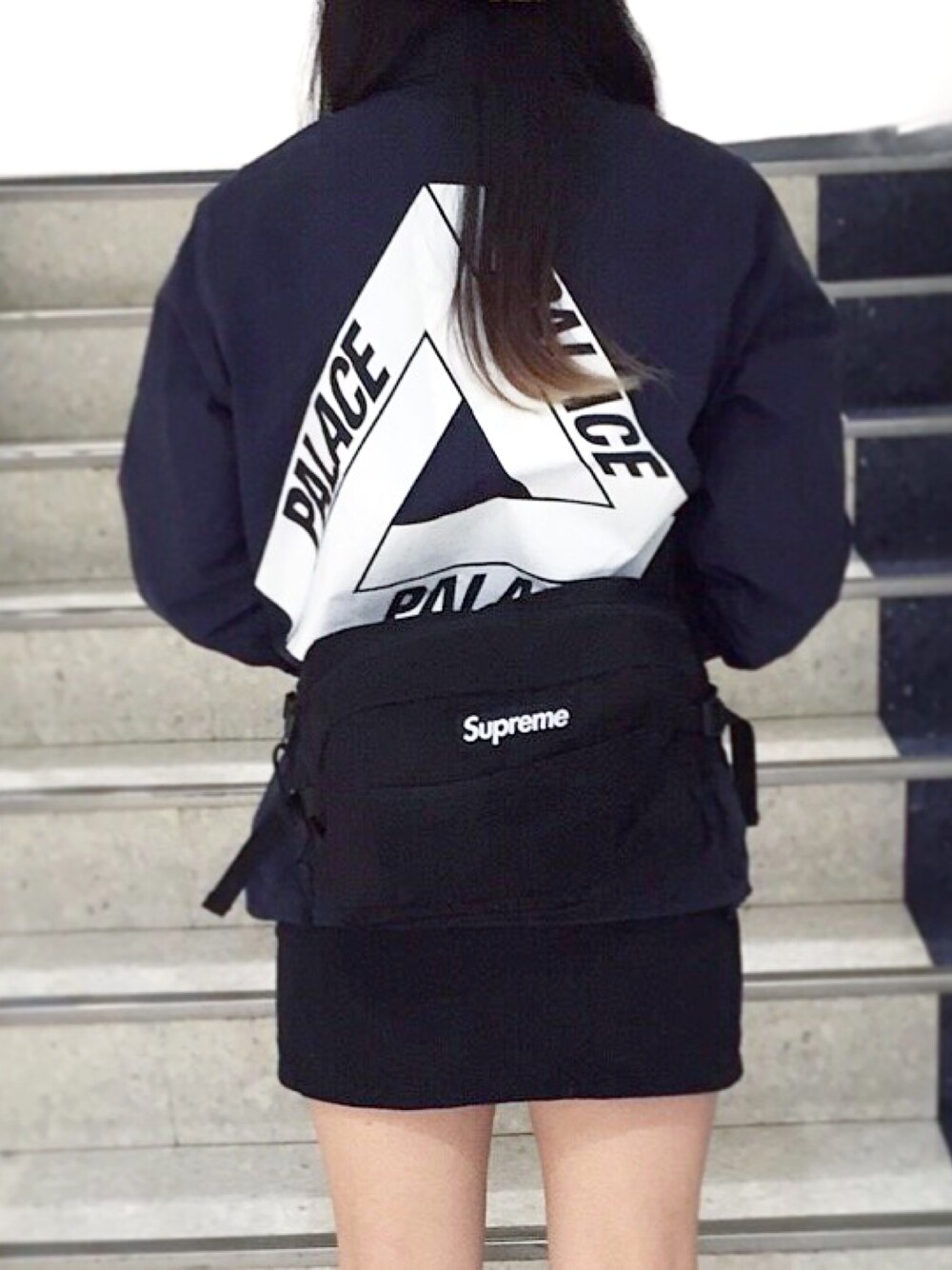 「supreme、コーチジャケット、バックプリント、ストリート、スケータースタイル」｜「Supreme のアイテム（バックパック/リュック、ブラック系）」を使った、_さん（レディース・60cm）の冬コーディネートの1枚目の写真