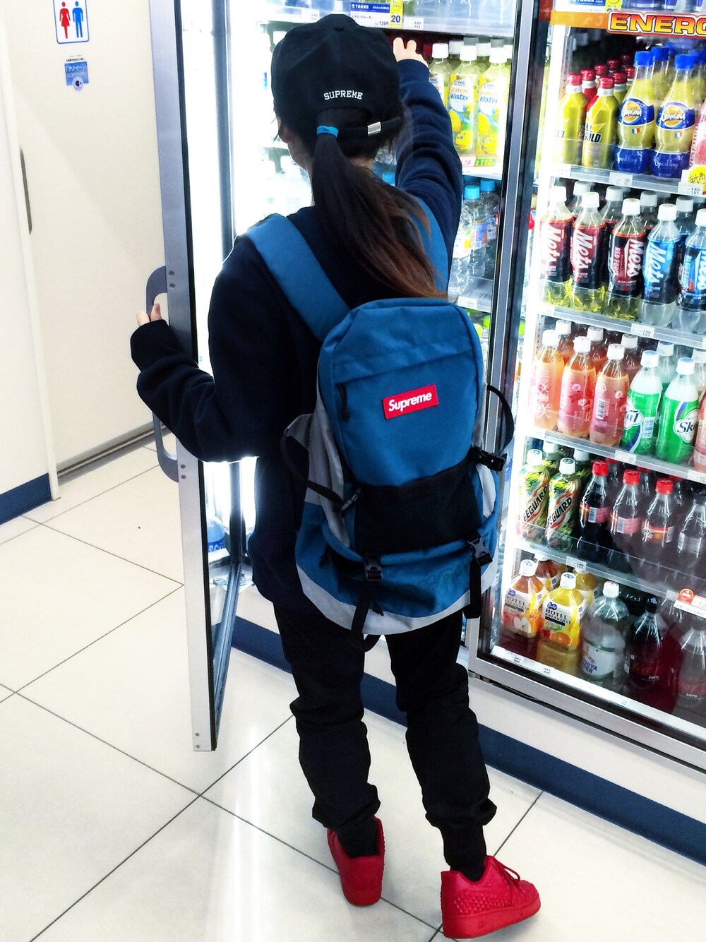「supreme、ジョガーパンツ、キャップ、春、スニーカー、バックパック、シンプル、ootd、赤いスニーカー、カジュアル」｜「Supreme のアイテム（バックパック/リュック、ブルー系）」を使った、_さん（レディース・60cm）の春コーディネートの1枚目の写真