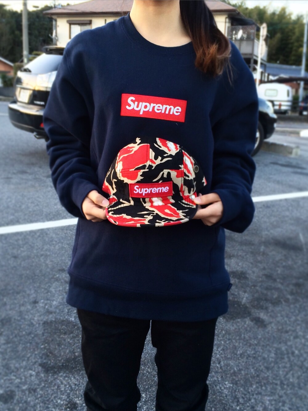 「パンツスタイル、メンズライク、カジュアル、supreme、スウェット、オーバーサイズ、ジョガーパンツ、キャップ」｜「Supreme のアイテム（スウェット、ブルー系）」を使った、_さん（レディース・50cm）の春コーディネートの1枚目の写真