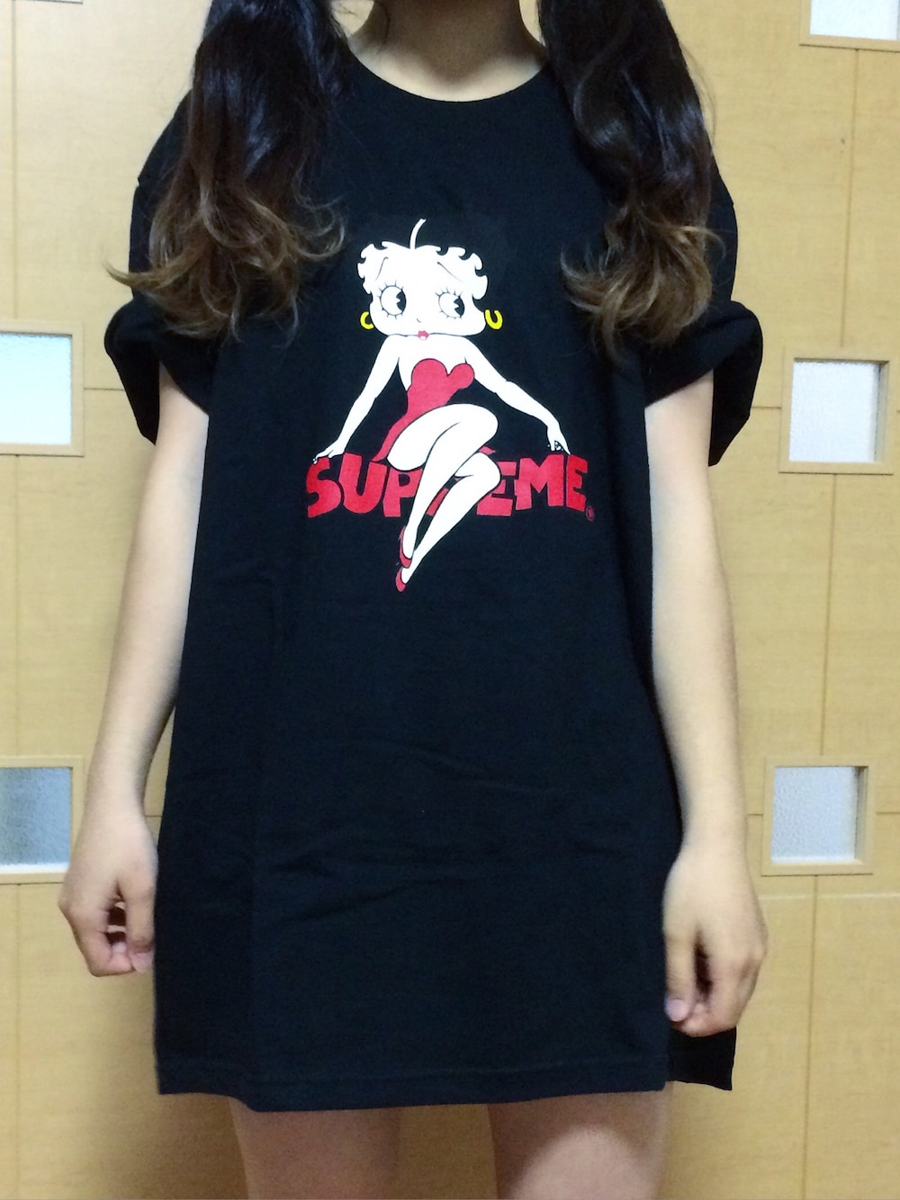 「supreme、カジュアル、Tシャツ、黒、ラフ、モノトーン、ベティーちゃん、BETTY BOOP」｜「Supreme のアイテム（Tシャツ/カットソー、ブラック系）」を使った、_さん（レディース・60cm）の春コーディネートの1枚目の写真